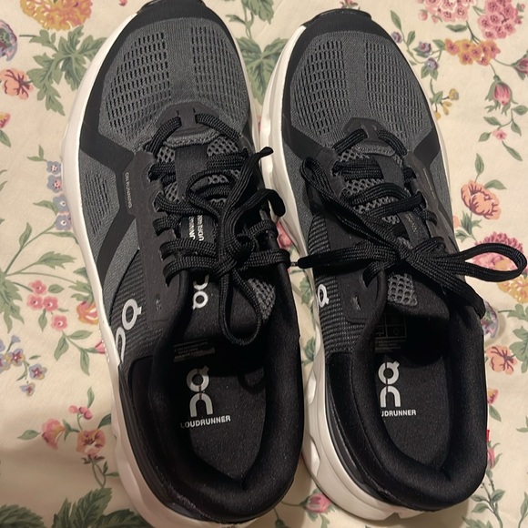 Cloudrunner sizeUS 7 - Picture 9 of 10